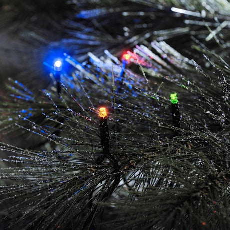 16m Micro LED Lichterkette 80 bunte Dioden IP44 leuchtet an einem Tannenzweig in verschiedenen Farben.