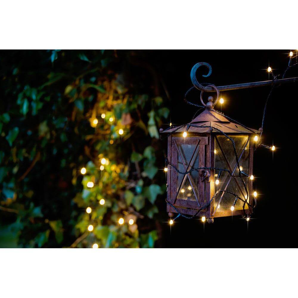 10,5m Micro LED Lichterkette gefrostet 40 Warmweiße Dioden IP44 an einer Laterne im Garten mit Lichtern.