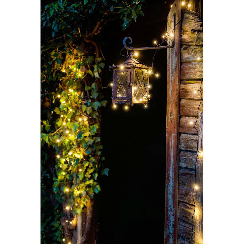 10,5m Micro LED Lichterkette gefrostet 40 Warmweiße Dioden IP44 an einer eleganten Gartenlampe.