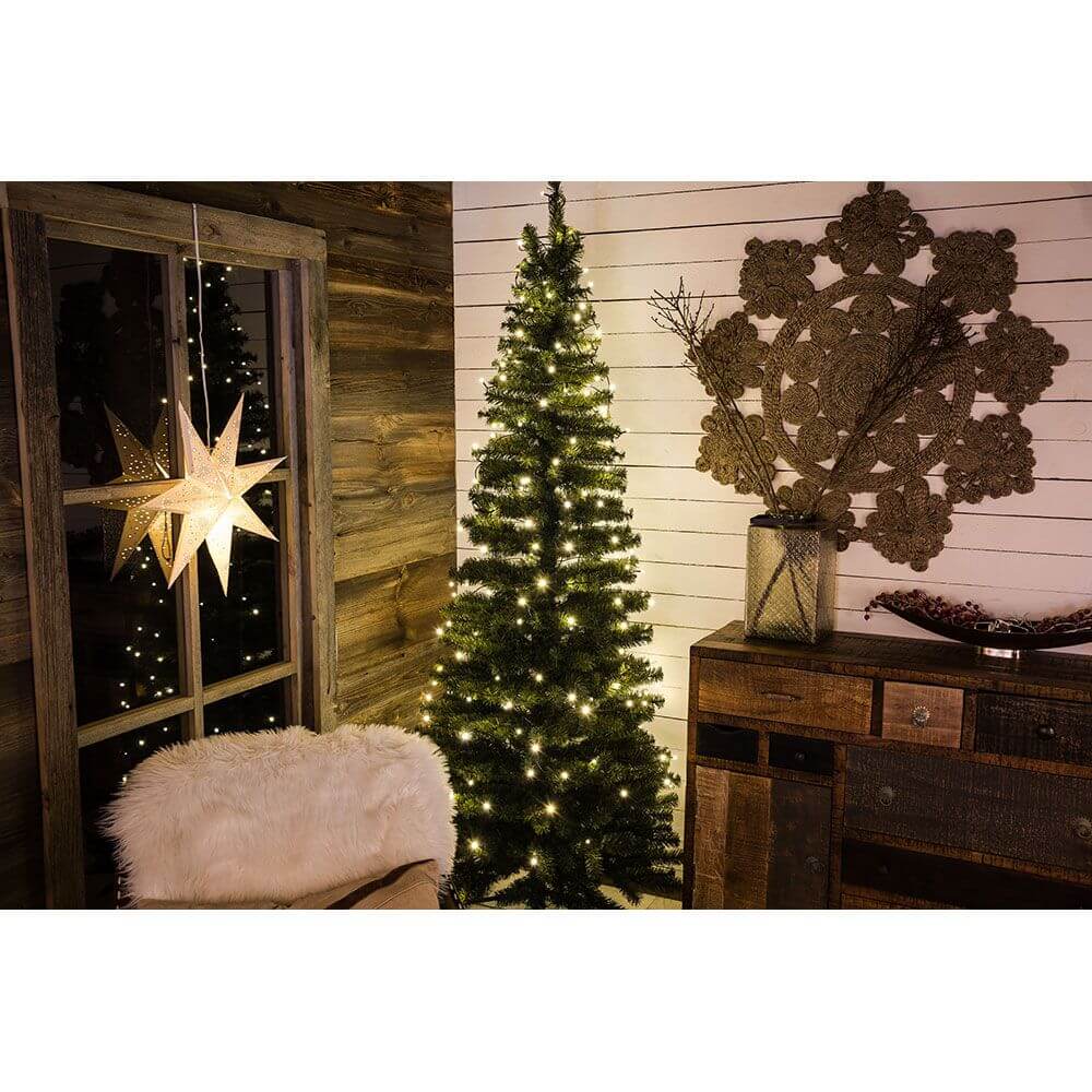 12m Micro LED Lichterkette gefrostet 10 Warmweiße Dioden dekorieren einen festlichen Weihnachtsbaum im Wohnraum.
