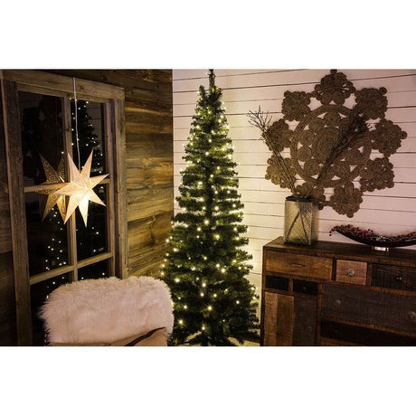 12m Micro LED Lichterkette gefrostet 10 Warmweiße Dioden dekorieren einen festlichen Weihnachtsbaum im Wohnraum.