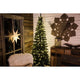 12m Micro LED Lichterkette gefrostet 10 Warmweiße Dioden dekorieren einen festlichen Weihnachtsbaum im Wohnraum.