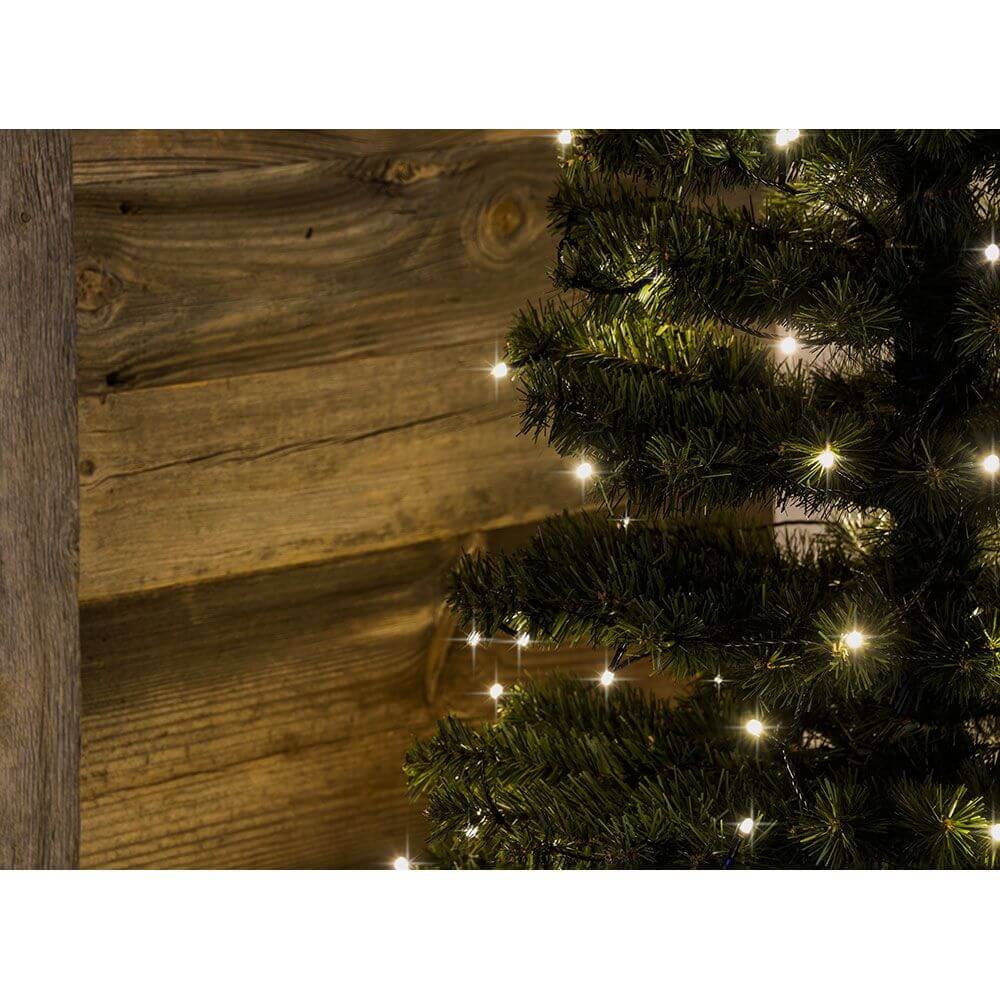 12m Micro LED Lichterkette gefrostet 10 Warmweiße Dioden an einem Weihnachtsbaum mit Holzdekor