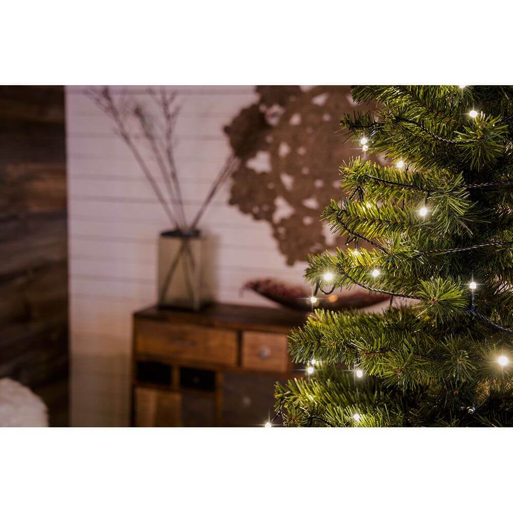 12m Micro LED Lichterkette gefrostet 10 Warmweiße Dioden dekoriert an einem künstlichen Weihnachtsbaum.