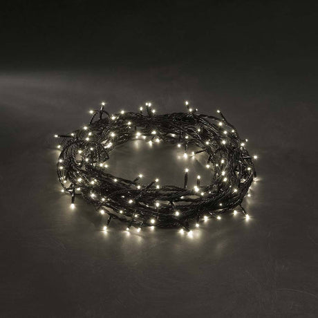 58m Micro LED Lichterkette mit 8 Funktionen 180 Warmweiße Dioden IP44 auf schwarzem Hintergrund.