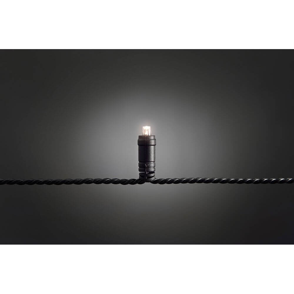 1m Micro LED Lichterkette mit Dimmer IP67 80 Warmweiße Dioden IP44 auf schwarzem Hintergrund.
