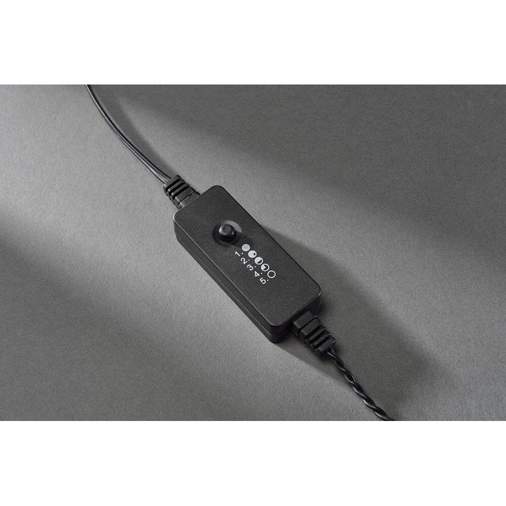 Micro LED Lichterkette mit Dimmer IP67 40 Warmweiße Dioden IP44 Steuerungselement auf grauem Hintergrund