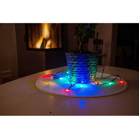 5m Micro LED Lichterkette 50 bunte Dioden dekoriert blühenden Topf mit buntem Licht am Tisch.