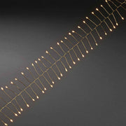 7m Micro LED Lichterkette Firecracker 200 bernsteinfarbene Dioden goldfarbener Draht auf schwarzem Hintergrund.