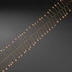 7m Micro LED Lichterkette Firecracker 200 bernsteinfarbene Dioden goldfarbener Draht auf schwarzem Hintergrund.
