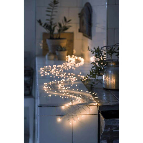 7m mikro LED Firecracker fe-lys med 200 ravfarvede dioder lyst dekoreret på en køkkenoverflade.