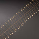 1,5m Micro LED Lichterkette Firecracker mit Timer 60 bernsteinfarbene Dioden batteriebetrieben auf einem schwarzen Hintergrund.