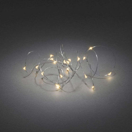 4m Micro LED Lichterkette Timer 40 bernsteinfarbene Dioden batteriebetrieben Innen auf einem dunkelgrauen Hintergrund.