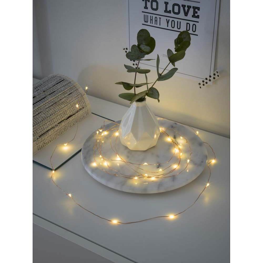 4m Micro LED Lichterkette Timer 40 warmweiße Dioden batteriebetrieben mit dekorativem Vasenarrangement sowie sanften Lichtern.
