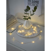 4m Micro LED Lichterkette Timer 40 warmweiße Dioden batteriebetrieben mit dekorativem Vasenarrangement sowie sanften Lichtern.