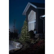 Guirlande lumineuse LED Micro de 15 m extension 100 diodes blanc froid IP44, arbre décoré la nuit devant une maison moderne.