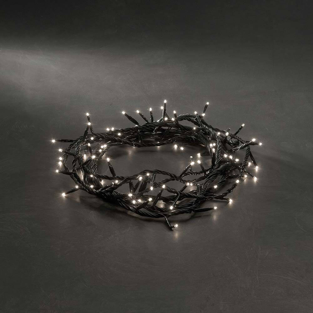 Microlight Lichterkette mit 8 Funktionen 180 klare Birnen IP44, schwarze Lichterkette mit strahlenden LEDs auf dunklem Hintergrund.