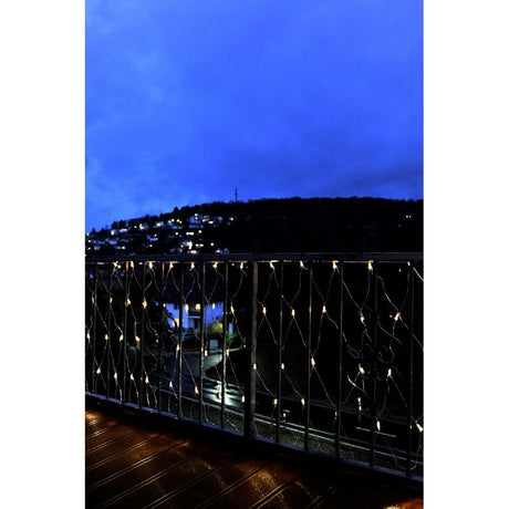 Microlight Lichternetz 160 klare Birnen IP44 an einem Balkon bei Nacht mit warmer Beleuchtung.