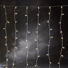 Microlight Lichtervorhang mit 160 klaren Birnen, warmweiße LEDs, hängende Lichterkette an schwarzem Hintergrund, IP44 wetterfest