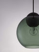 Midori Pendelleuchte E27 Ø 24cm mit rauchgrauem Glasschirm und schwarzem Metallkopf.