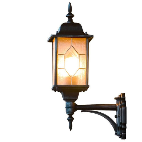 Applique extérieure Milano noir, argent, aspect cristal au plomb montée au mur avec une lumière chaude.