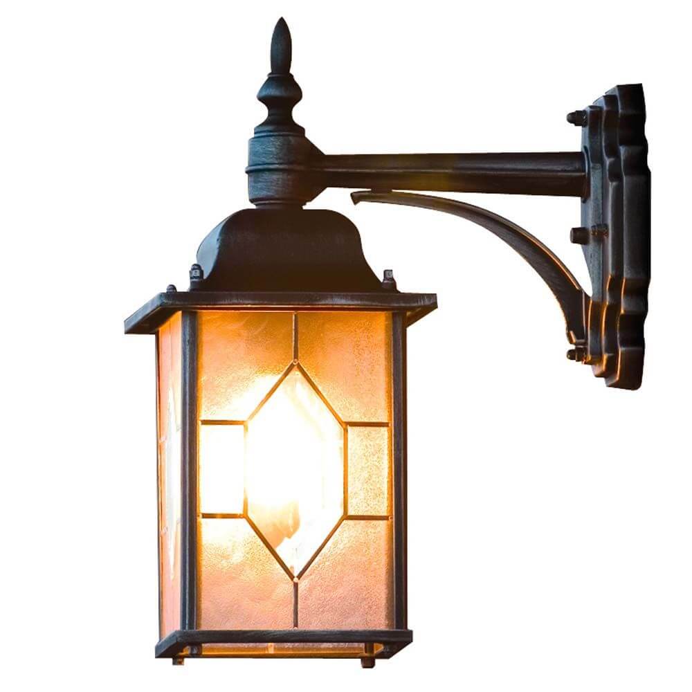 Lampa ścienna zewnętrzna Milano IP43 czarna, srebrna, w optyce kryształu ołowianego zamontowana na ścianie domu, wydobywa ciepłe światło.