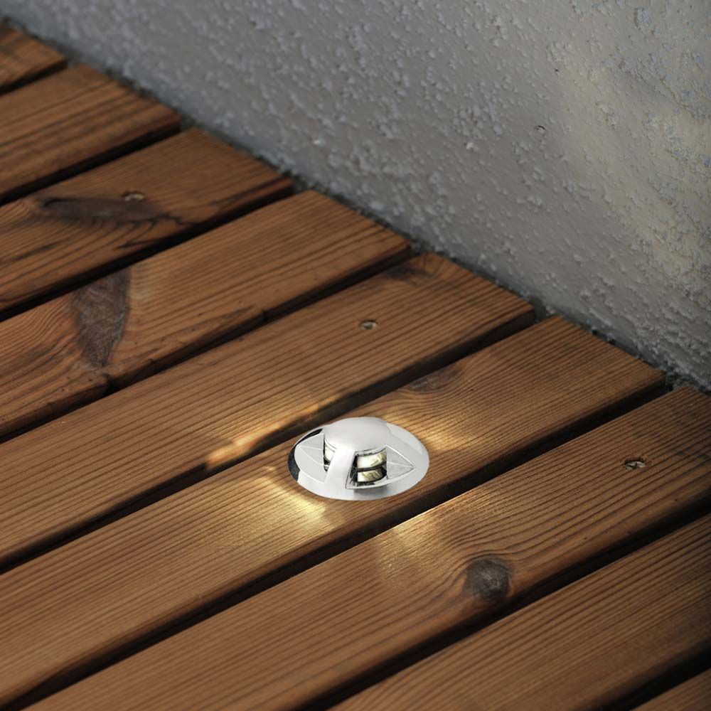 Mini LED Boden Einbauspots Set in der Holzterrasse, ideal für stimmungsvolle Beleuchtung im Außenbereich.