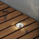 Mini LED Boden Einbauspots Set in der Holzterrasse, ideal für stimmungsvolle Beleuchtung im Außenbereich.