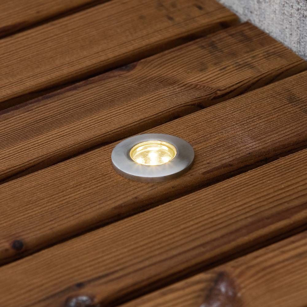 Mini LED Bodeneinbaustrahler auf Holzdeck, elegante Beleuchtung, IP44 wasserdicht, 3er-Set für Außenbereiche.