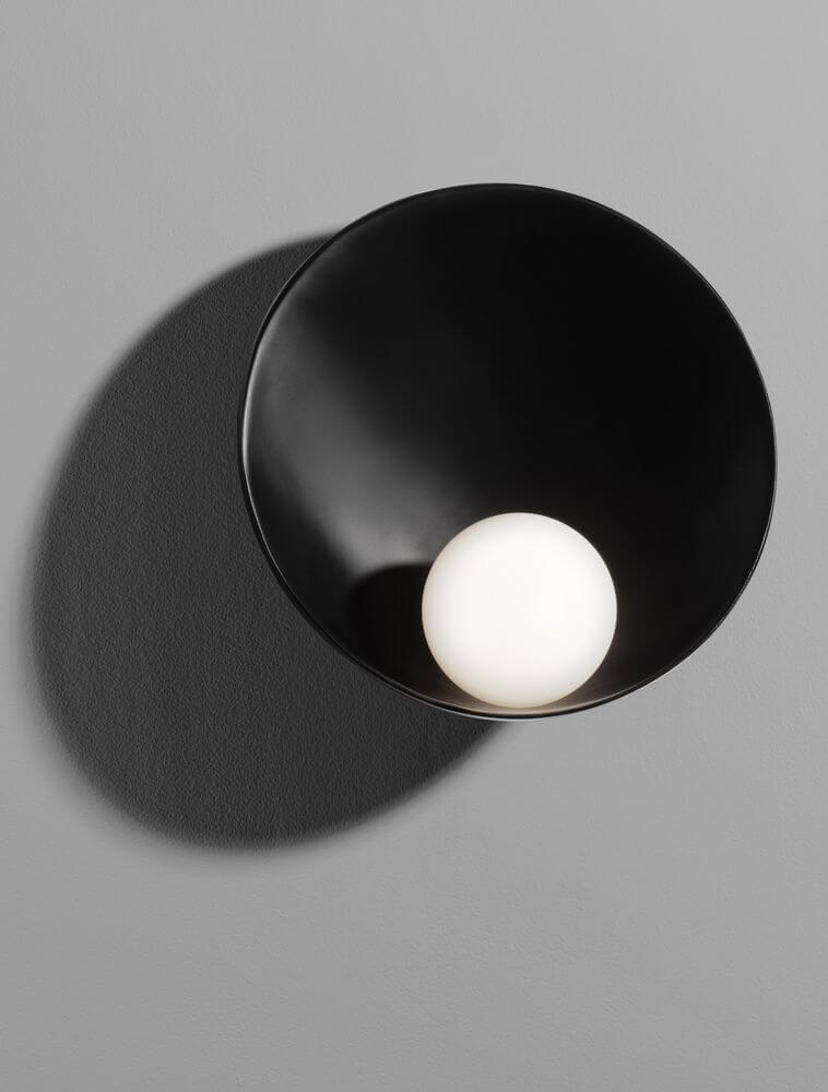 Minim Wandleuchte G9 in schwarzem Design mit weißer Glaskugel und Schatten. Ideal für moderne Innenräume.