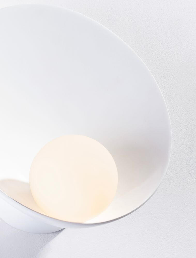 Minim Wandleuchte G9 mit modernem Design und sanftem Licht in einer weißen Schale.