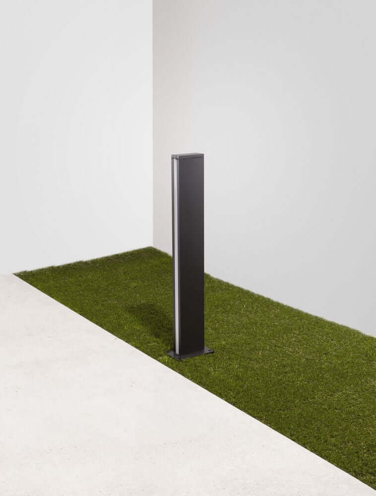 Minot LED Außenwegeleuchte 3000K Schwarz IP54 auf Rasen neben Betonfläche.