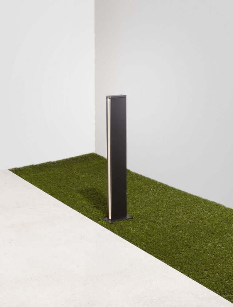 Minot LED Außenwegeleuchte 3000K Schwarz IP54 in einem Garten mit Rasenfläche.