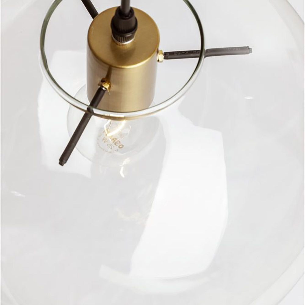 Detailansicht der Mirale Kugel-Hängelampe aus Glas mit elegantem goldenem Lampensockel.