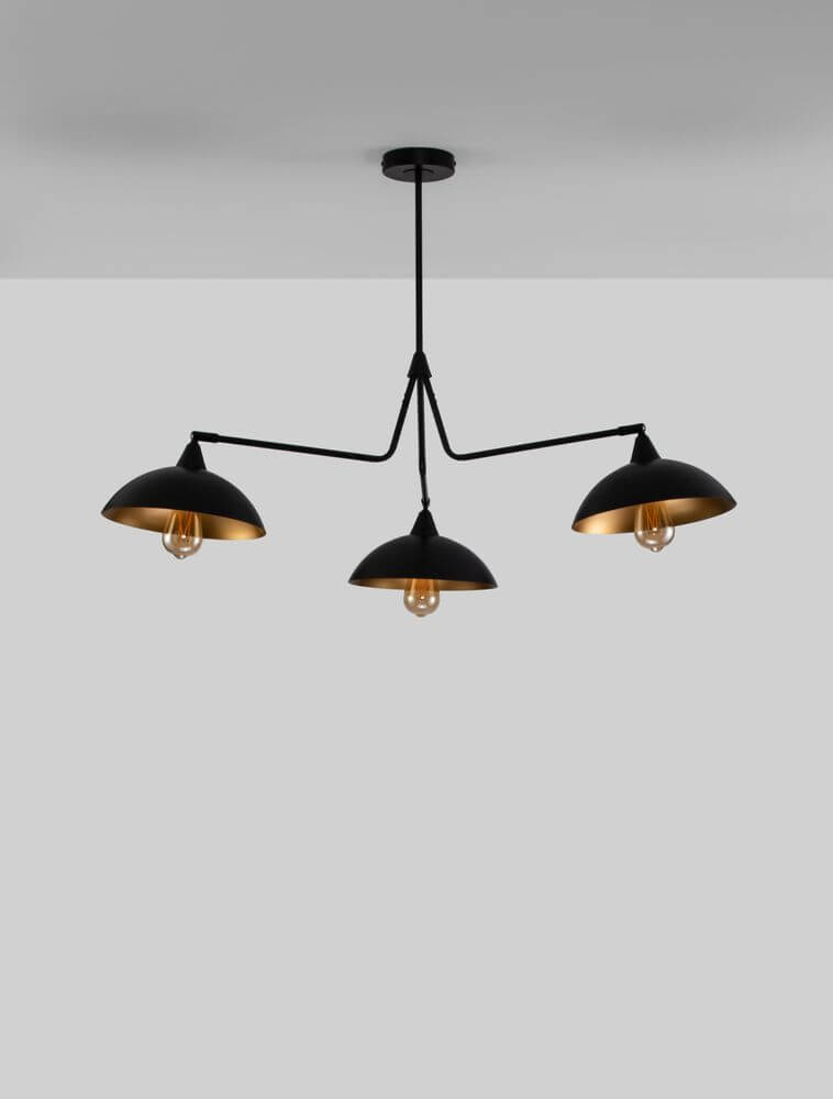 Mirba Pendelleuchte 3-flammig Ø 113cm Schwarz, Gold mit schwenkbaren Schirmen und warmem Licht.