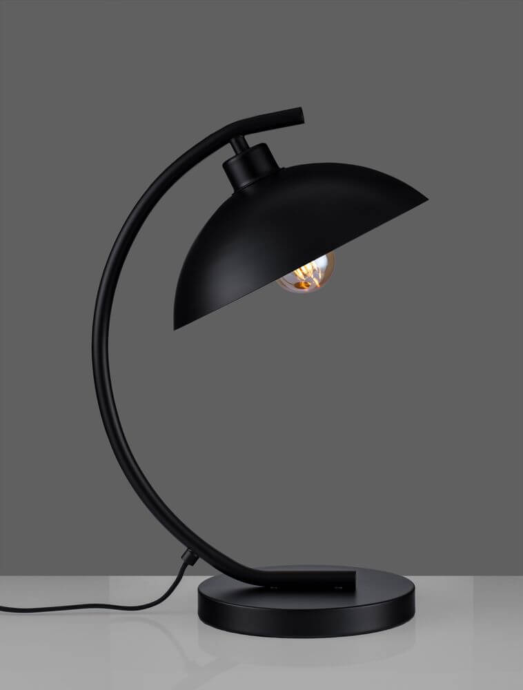 Mirba Tischleuchte Schwarz, Gold auf einem Tisch mit modernem Design und schwenkbarem Halbmondschirm.