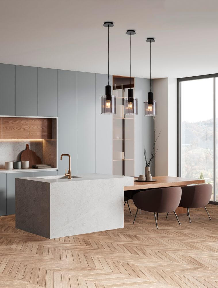 Moderne Küche mit Mirbi Pendelleuchte Ø 18cm Schwarz, Rauch über einem Esstisch und eleganten Stühle.