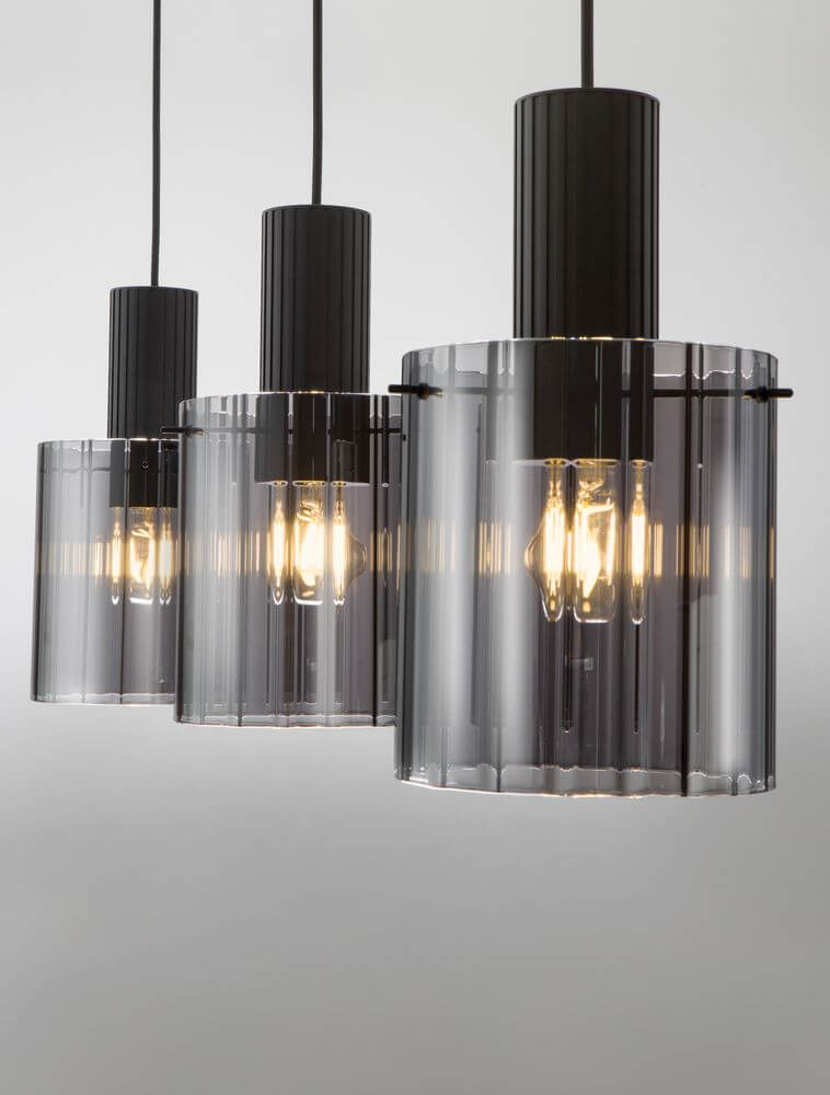 Mirbi Pendelleuchte 4-flammig Schwarz, Rauch mit rauchfarbener Optik und eleganten zylindrischen Gläsern.