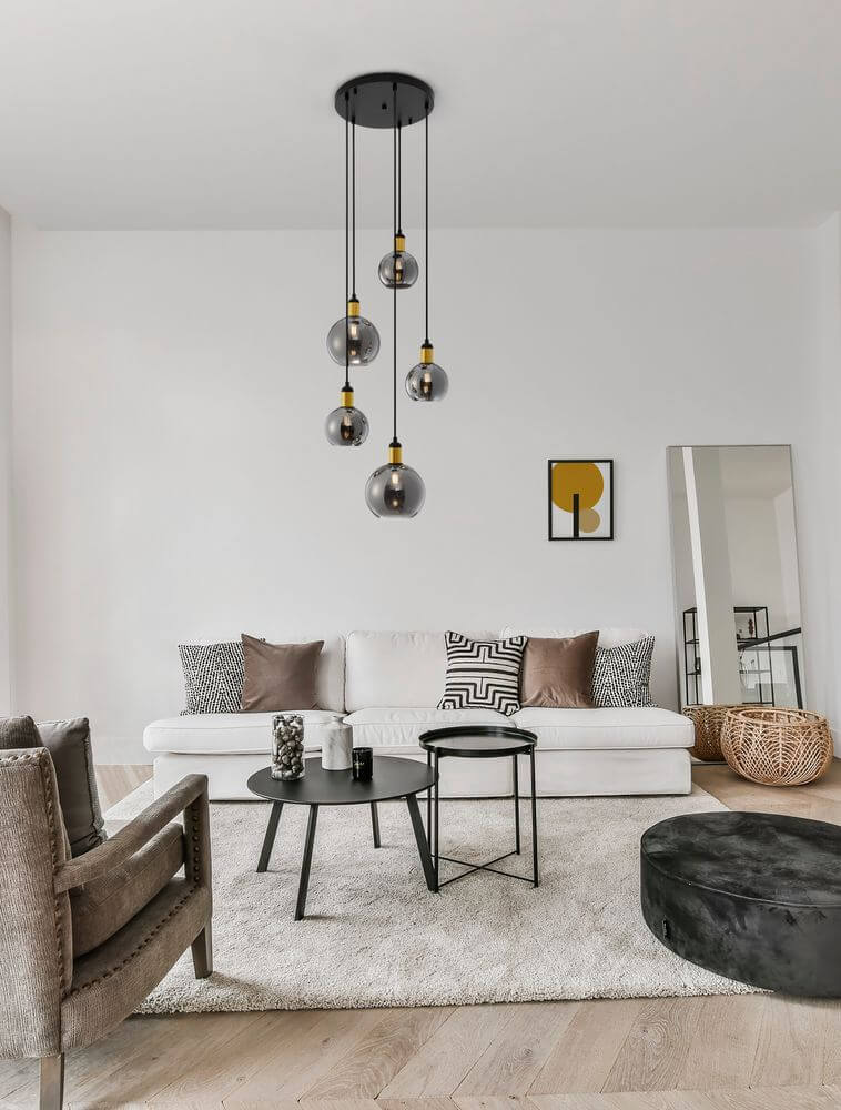 Mirro Pendelleuchte 5-flammig Ø 50cm Gold, Schwarz, Rauch im modernen Wohnzimmer-Design.