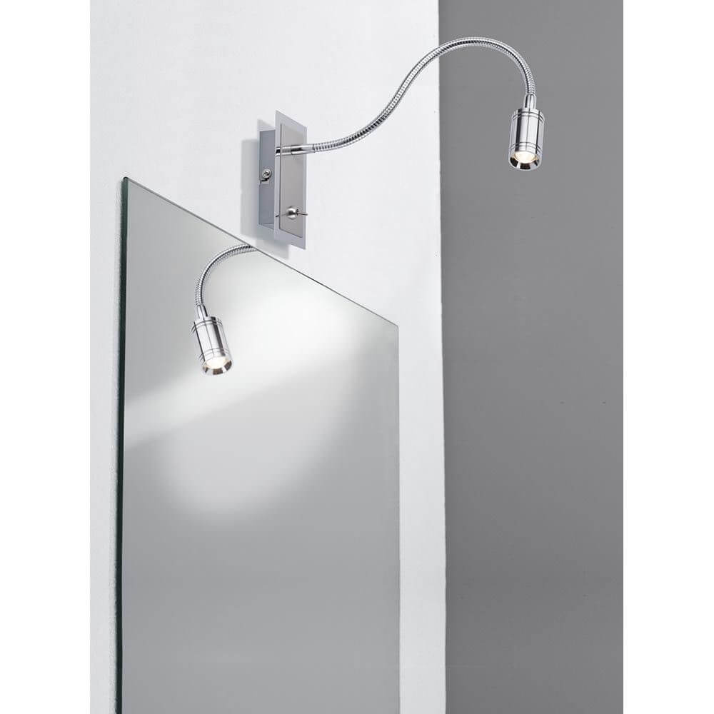 Mirror Zylindro Bettleseleuchte 1x3W LED Chrom DC 700mA an einem Spiegel montiert.