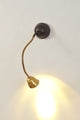 Wandleuchte Snail Two mit schwarzer Wandhalterung, flexiblem Messing-Schwanenhals und rundem Glasschirm Ø 10cm, eingeschaltet an weißer Wand