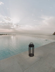 Mocha LED lampadaire d’extérieur 3000K Anthracite IP65 à côté d’une piscine au coucher du soleil