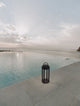 Mocha LED Außenstehleuchte 3000K Anthrazit IP65 neben einem Pool bei Sonnenuntergang