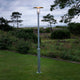 Mode Mastleuchte 220cm galvanisierter Stahl, klares Polycarbonat Glas im Garten bei Dämmerung.