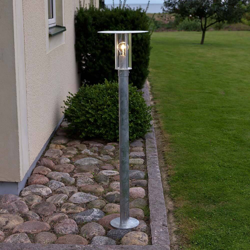 Mode Wegeleuchte 111cm galvanisierter Stahl, klares Polycarbonat Glas in einem Garten