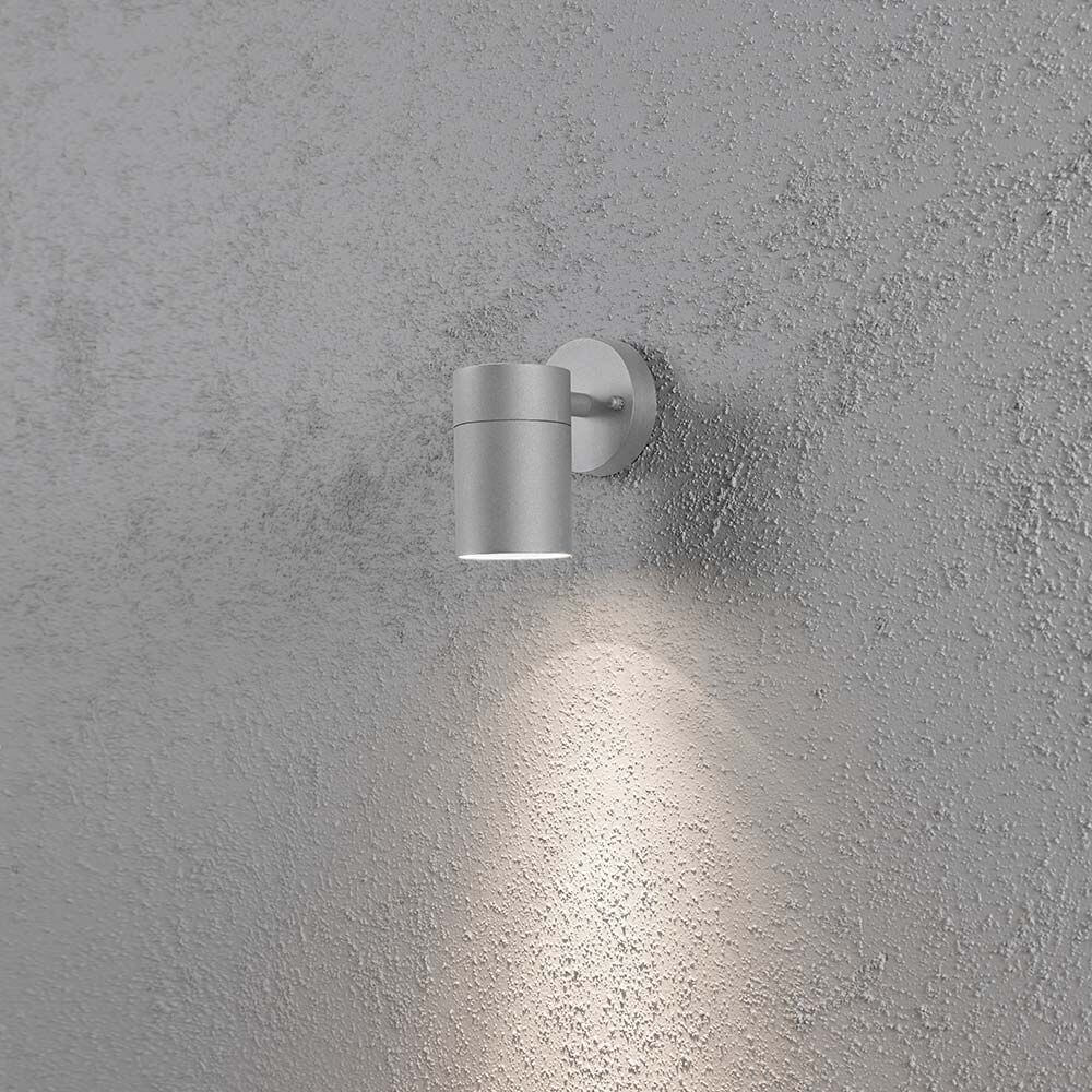 Modena Außen-Wandleuchte Grau, klares Glas, Reflektor an einer Wand montiert mit sanftem Lichtschein.