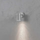 Modena Außen-Wandleuchte Grau, klares Glas, Reflektor an einer Wand montiert mit sanftem Lichtschein.
