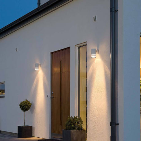 Modena Außen-Wandleuchte Weiß, klares Acrylglas, Reflektor an der Wand eines modernen Hauses.
