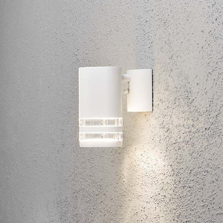 Modena Außen-Wandleuchte Weiß, klares Acrylglas, Reflektor an einer Wand installiert.
