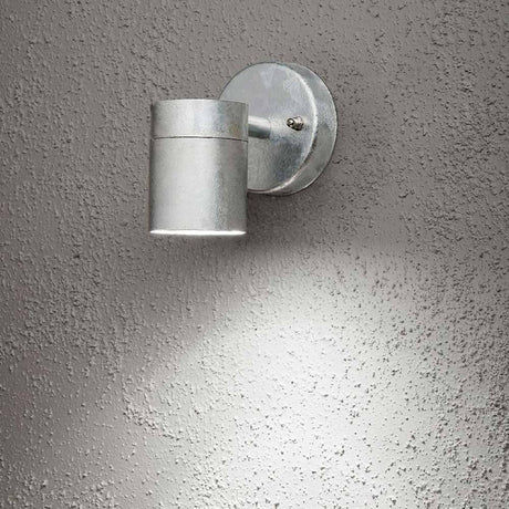 Applique murale extérieure Modena en acier galvanisé, verre transparent, réflecteur monté sur un mur gris.